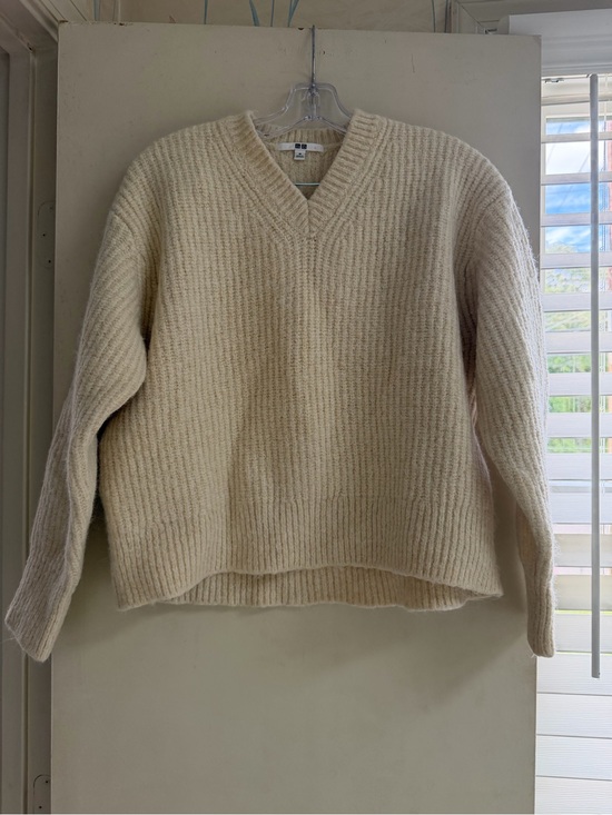 Uniqlo Sweaters - Uniqlo Cream V-Neck Ribbed Knit Sweater